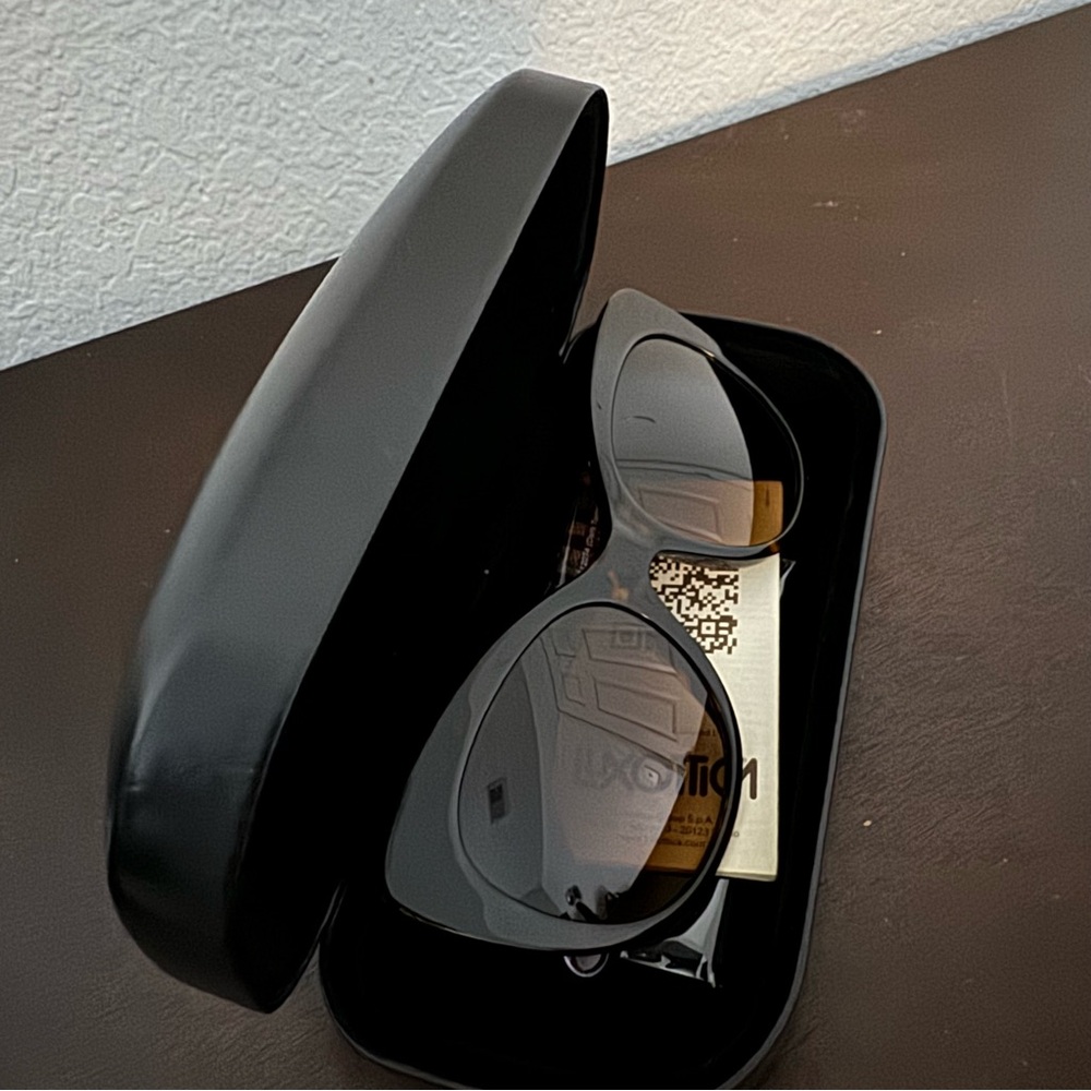 Coach Women's Polarized
Sunglasses, HC8317 DARK TORTOISE (BROWN)